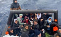 17 kaçak göçmen, batmak üzereyken kurtarıldı!