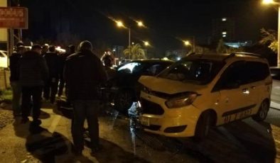 Adana’da otomobil ile ticari taksi çarpıştı: 5 yaralı