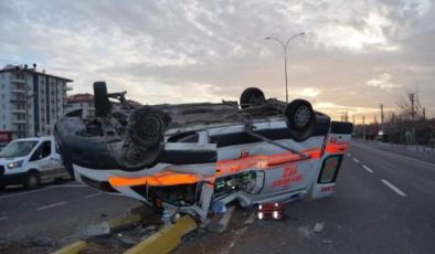 Aksaray’da ambulansla otomobil çarpıştı: 4 yaralı