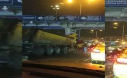 Beylikdüzü’nde hafriyat kamyonu metrobüs üst geçidinin ayağına çarptı