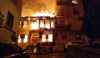 Beyoğlu’nda ahşap bina yandı, 2 kişi yaralandı
