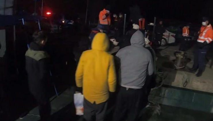 Çanakkale Boğazı’nda balıkçı teknesinde 143 kaçak göçmen yakalandı