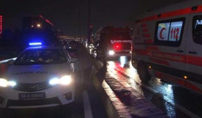 E-5’te ticari taksi aydınlatma direğine çarptı: 2 yaralı