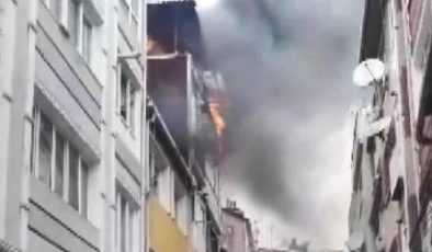 Fatih’te 4 katlı binanın teras katı yandı