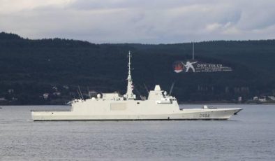 Fransız savaş gemisi Çanakkale Boğazı’ndan geçti