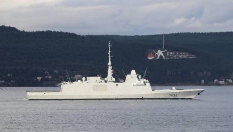 Fransız savaş gemisi Çanakkale Boğazı’ndan geçti