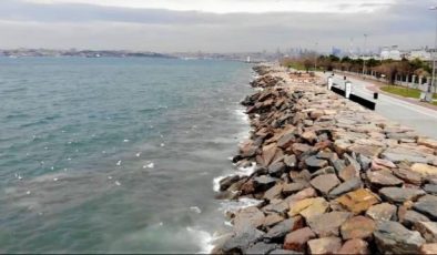 İSKİ tesisinden bırakılan su Kadıköy’de denizin rengini değiştirdi