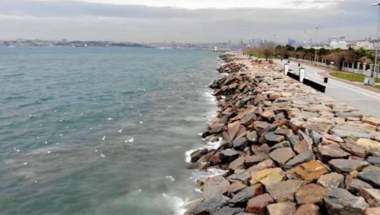 İSKİ tesisinden bırakılan su Kadıköy’de denizin rengini değiştirdi