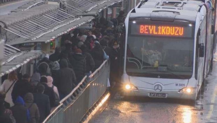 İstanbul’da yağmurun etkisiyle trafik yoğunluğu yüzde 80’e ulaştı