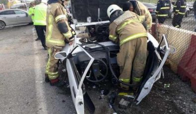 İzmir’de feci kaza: Otomobil ikiye bölündü, 4 kişi yaralandı