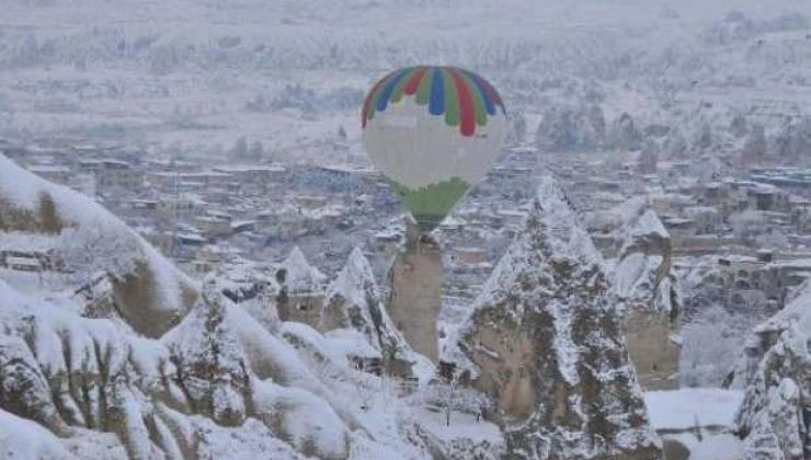 Kapadokya, mevsimin ilk kar yağışıyla bembeyaz oldu