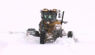 Karla mücadele sürüyor! Muş’ta kapanan 185 köy yolundan 117’si ulaşıma açıldı