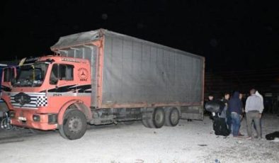 Kaza yapan kamyonun kasasından 80 düzensiz göçmen çıktı