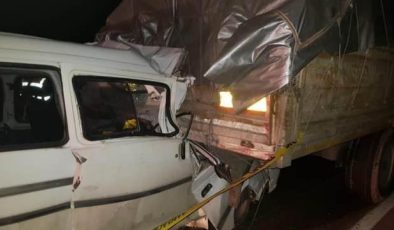 Manisa’da minibüs tıra arkadan çarptı: 2 ölü