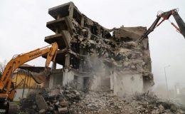 Marmara depreminde zarar gören inşaat 22 yıl sonra yıkılıyor