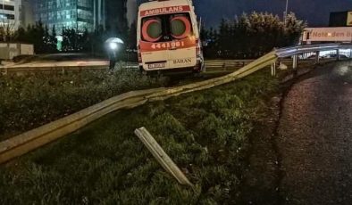 Önüne otomobil çıkan ambulans bariyeri aşıp yoldan çıktı