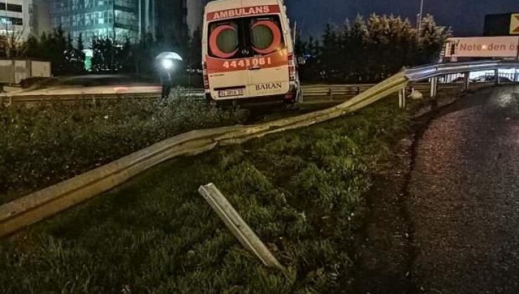 Önüne otomobil çıkan ambulans bariyeri aşıp yoldan çıktı