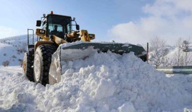 Sivas’ta kar yağışı etkili oldu: 24 köye ulaşım sağlanamıyor!