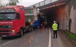 TIR köprünün altına sıkıştı, D-100 ulaşıma kapandı