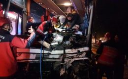 Yolcu otobüsü TIR’a çarptı: Çok sayıda yaralı var