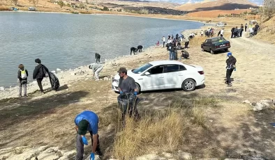 AYBÜ Öğrencileri Çubuk’ta Kızılca Göleti için Temizlik Etkinliği Düzenledi